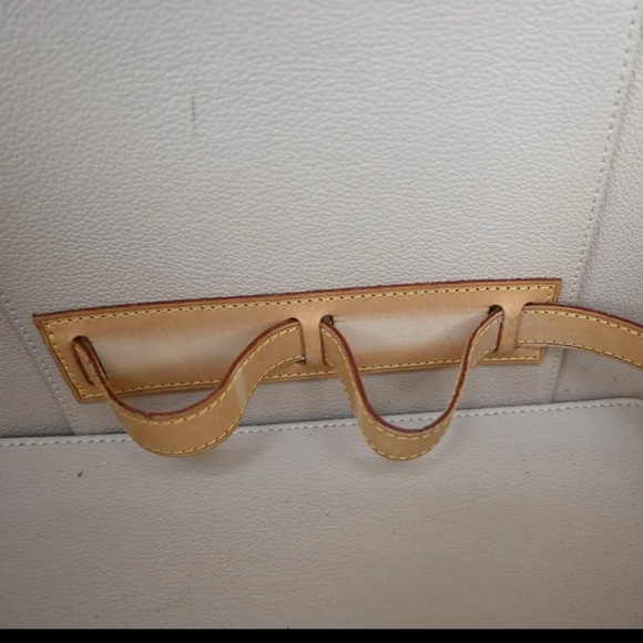 Louis Vuitton makeup bag in very good condition - Picture 9 of 13